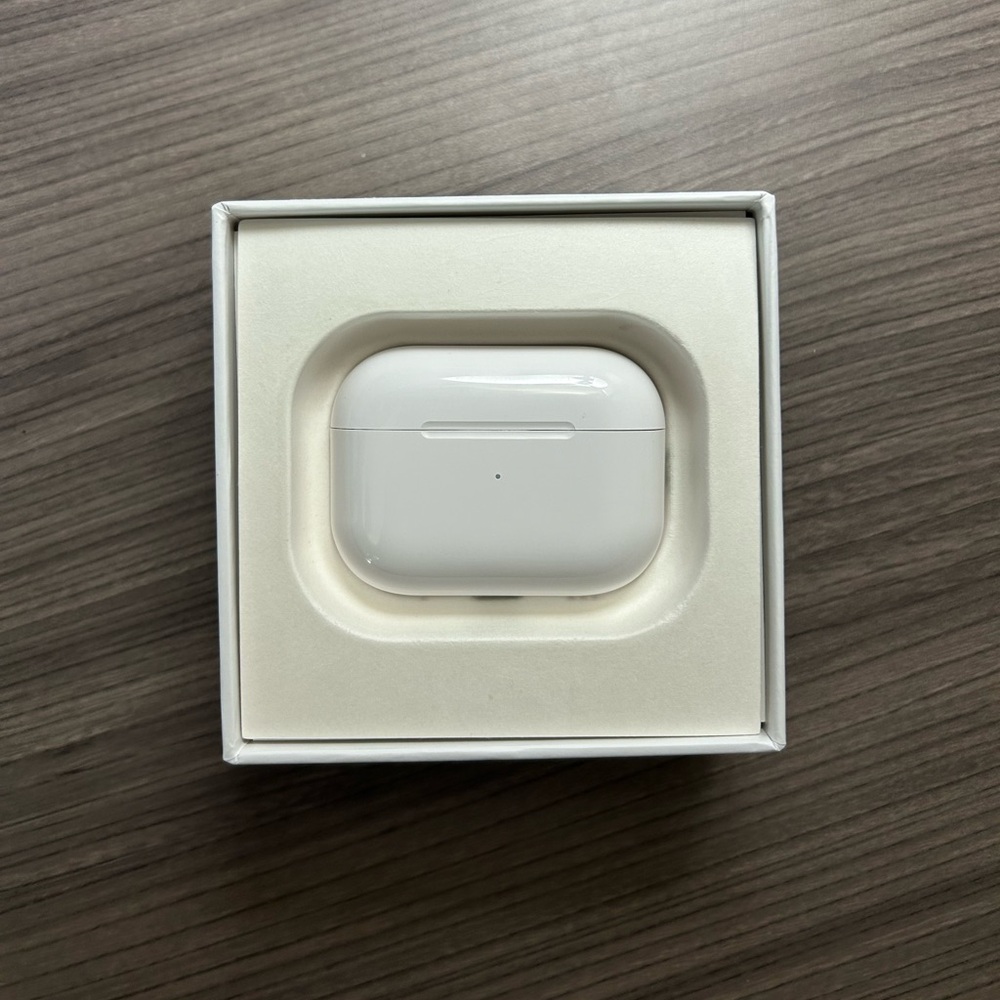 White Bluetooth and Noise Cancelling Earbuds